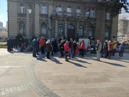 Inspekcija zatvorila niški buvljak: Prodavci blokirali saobraćaj, tvrde da sve rade legalno kako bi prehranili porodice 5