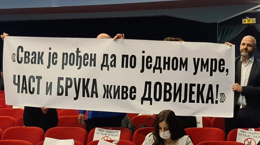 Zaječar: Odbornici opozicije Nenada Ristovića dočekali transparentom 1