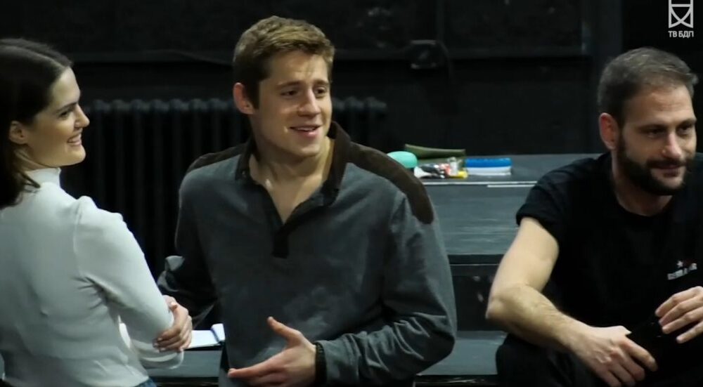 Inscenacija kultnog scenarija istoimenog filma koji je osvojio sedam Oskara 1