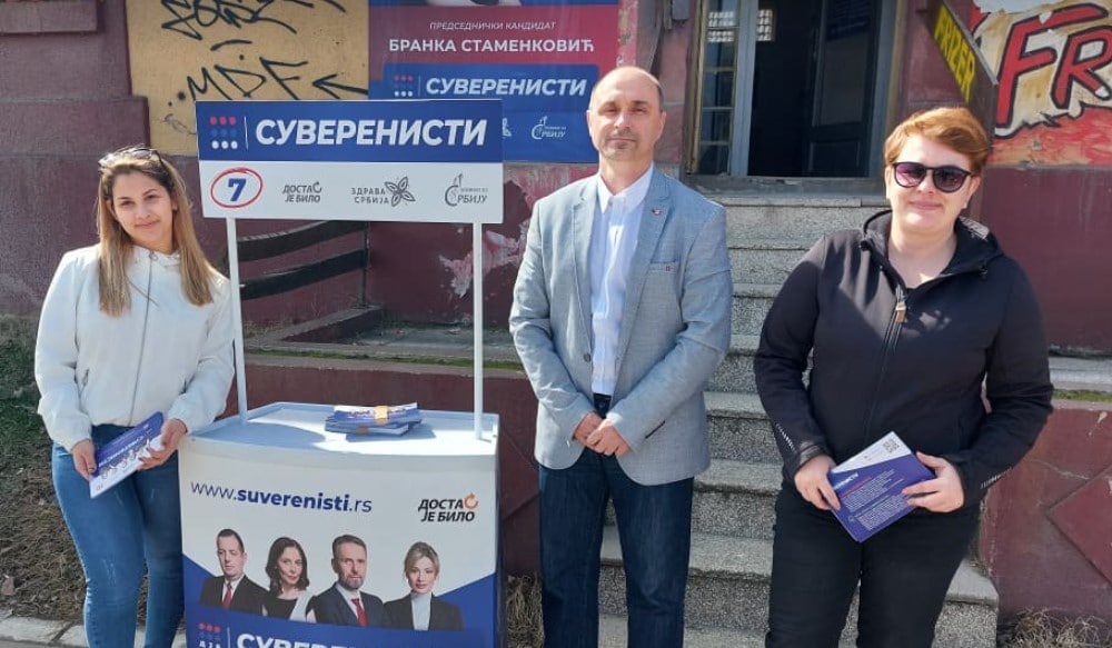 Opozicija u Boru kaže da vlast deljenjem paketa socijalno ugroženim građanima kupuje glasove 2 Opozicija u Boru kaže da vlast deljenjem paketa socijalno ugroženim građanima kupuje glasove 2