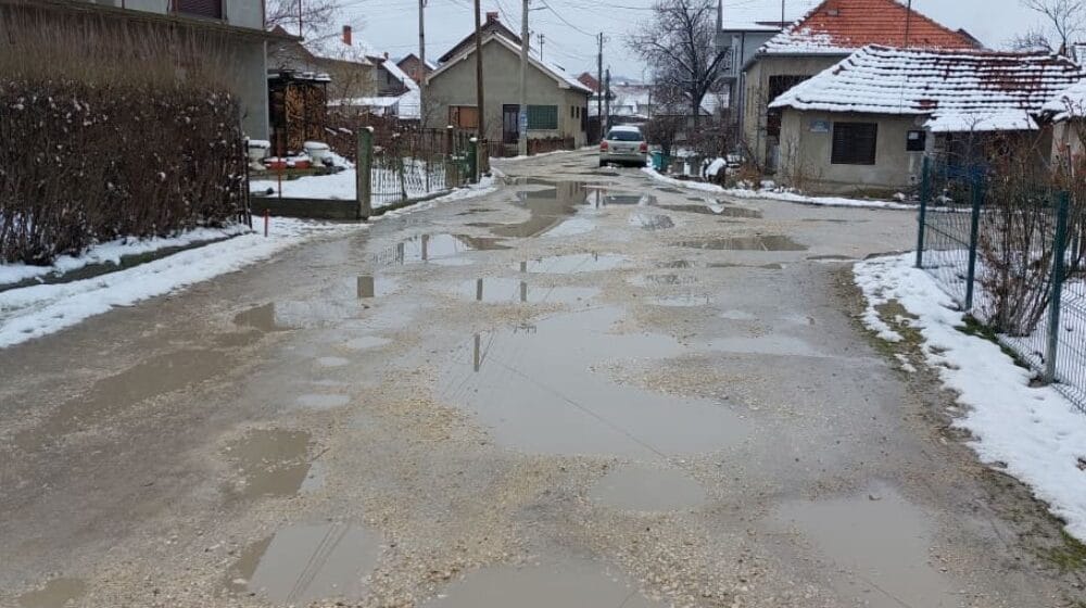 Zaječarci iz ulice Vasilije Đurović Žarki pola veka čekaju asfalt: Posle kiše lakše im je da je preplivaju nego prepešače (FOTO) 1