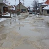 Zaječarci iz ulice Vasilije Đurović Žarki pola veka čekaju asfalt: Posle kiše lakše im je da je preplivaju nego prepešače (FOTO) 3