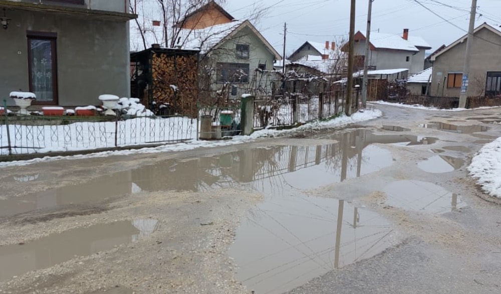 Zaječarci iz ulice Vasilije Đurović Žarki pola veka čekaju asfalt: Posle kiše lakše im je da je preplivaju nego prepešače (FOTO) 2 Zaječarci iz ulice Vasilije Đurović Žarki pola veka čekaju asfalt: Posle kiše lakše im je da je preplivaju nego prepešače (FOTO) 2