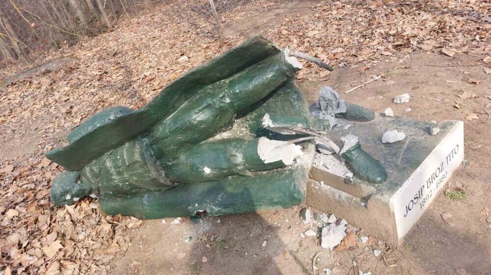 Uništen spomenik Josipu Brozu Titu u Subotici: Udruženja građana traže da se nađu krivci 1