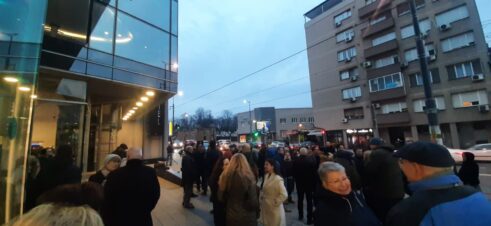 Protest koalicije Ujedinjeni za pobedu Srbije ispred Zire zbog otkazivanja tribine: Uredno smo platili 8