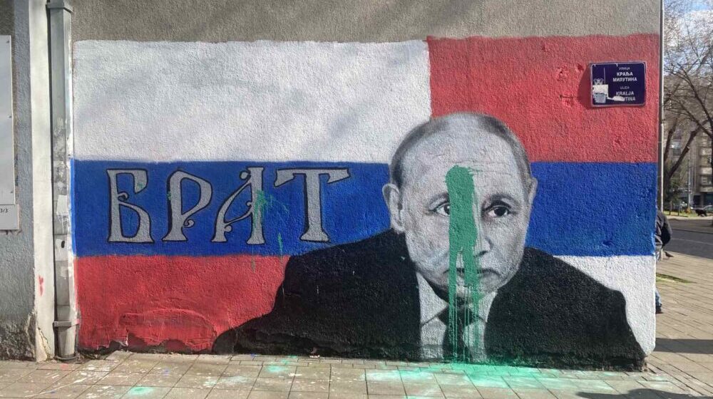 Unakažen mural Putinu, farbom pogođen posred čela 1