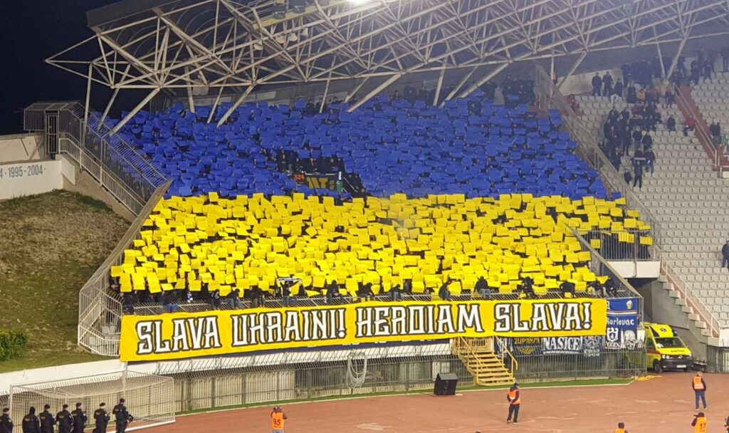 Kamenovan autobus sa igračima zagrebačkog kluba (VIDEO) 2