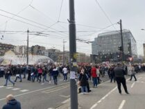 Protest Trg Slavija, prosvetari , pijačari, Pijačni prodavci, preduzetnici i turistički radnici Nezadovoljni pijačni prodavci pred Predsedništvom, poručuju "može sve - kase ne" (VIDEO, FOTO) 11