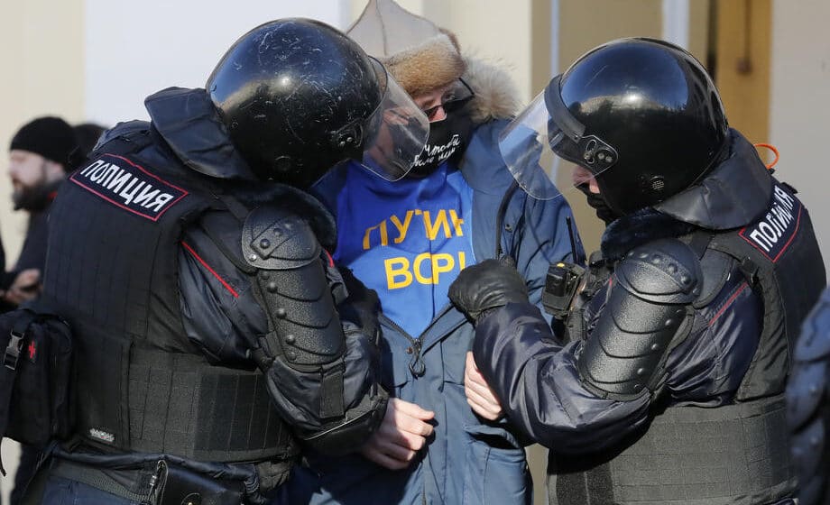 Rusija blokira nezavisne medije i hapsi antiratne demonstrante 1