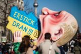Carnival float shows Putin choking on Ukraine in Berlin BLOG UŽIVO: Ubijeno 79 dece u Ukrajini, Makron i Šolc razgovarali sa Putinom, Zelenski uveren da Rusija neće pobediti 4