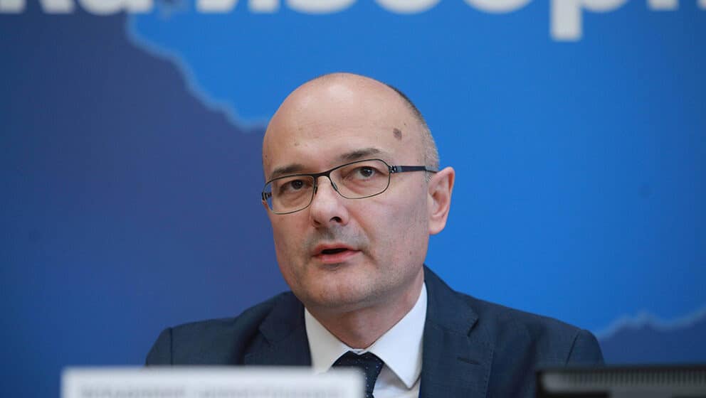 Ko je predsednik RIK-a koji prima tri plate mesečno u iznosu od 3.000 evra? 1