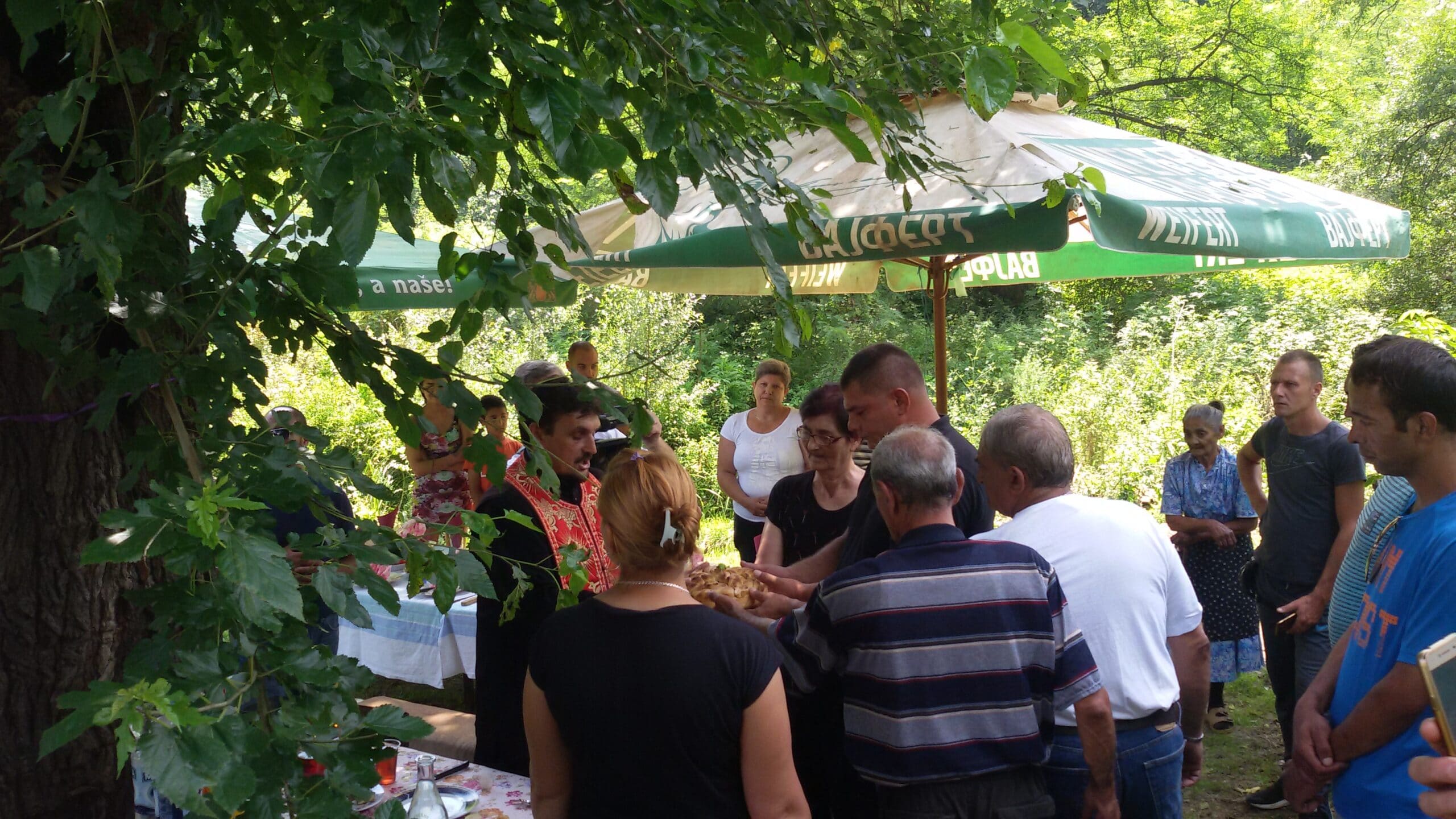 Romi u naselju Korman kod Kragujevca proslavljaju Zavetinu na Svete Vračeve Foto: Nataša Nikolić