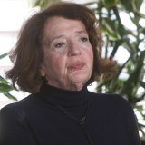 Profesorka Vesna Rakić Vodinelić objašnjava kako je povređen njen sin, advokat Luka Vodinelić ispred Pravnog fakulteta 3