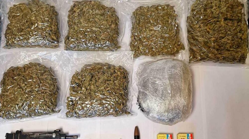 Uhapšene dve osobe u Beogradu, zaplenjena droga i oružje 1