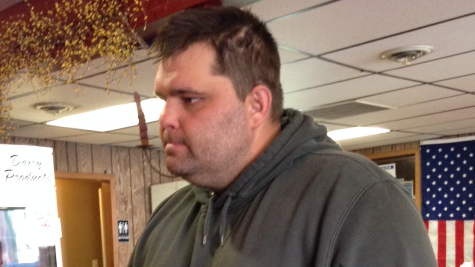 Irak, Amerika i zločini: „Mrzeo sam sebe zbog zlostavljanja ljudi u Abu Graibu“ 4 Sivits - standing in a pizzeria