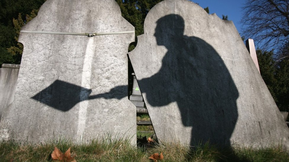 Srbija, običaji i tehnologija: Aplikacija eČitulja - hoće li Beograđani izjavljivati saučešće i slati cveće iz fotelje 3 Sahrana