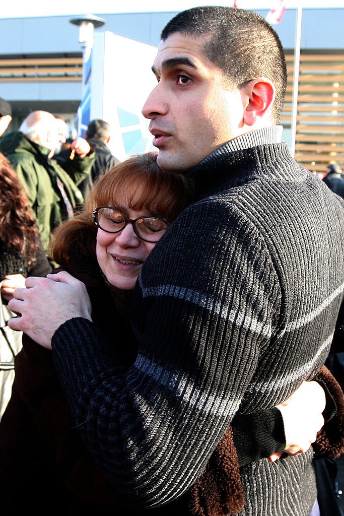 Osvoboždennogo v rezulьtate amnistii zaklюčennogo obnimaet rodstvennica
