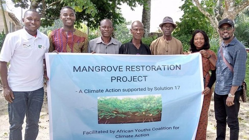 Klimatske promene: Ljudi koji su potpuno promenili živote da bi spasli životnu sredinu 4 Ukpe Benson Udoh plants mangrove trees to 'fight against rising sea water levels'