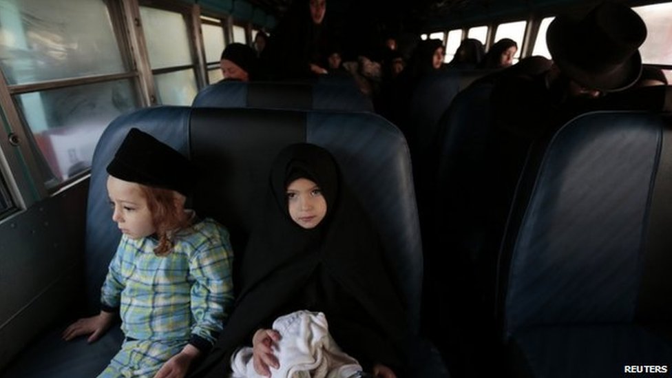 Religija: Šta je kontroverzni jevrejski kult Lev Tahor i otkud oni na Balkanu 1 Lev Tahor members prepare to leave San Juan La Laguna on a bus