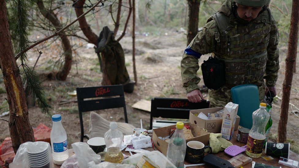 Ukrajina i Rusija: Jezivi dokazi ukazuju na ratne zločine počinjene na putu za Kijev 3 Ukrainian soldier examines stuff left behind by Russian troops