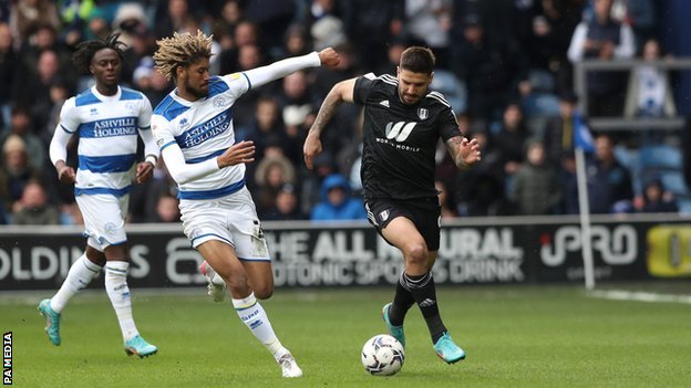 Fudbal, Srbija i Engleska: Aleksandar Mitrović i kaznena ekspedicija Fulam 4 Fulham's Aleksandar Mitrovic and Queens Park Rangers' Jimmy Dunne battle for the ball