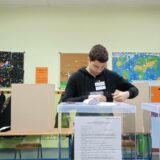 Izbori u Srbiji 2022: Glasanje za predsednika, poslanike i lokalne vlasti - tuča na biračkom mestu u Novom Pazaru 4