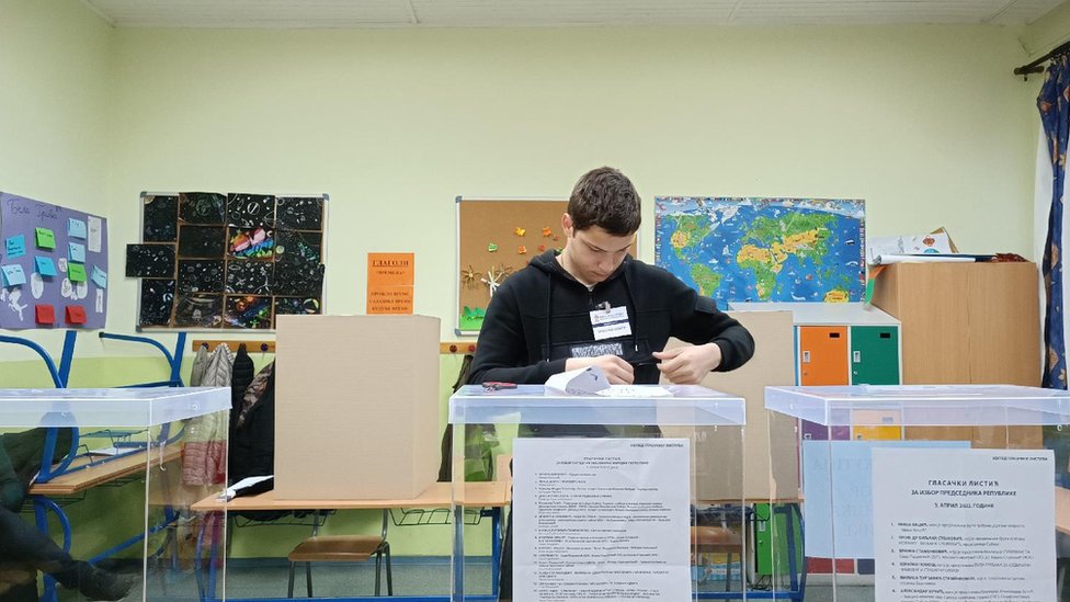 Izbori u Srbiji 2022: Glasanje za predsednika, poslanike i lokalne vlasti - tuča na biračkom mestu u Novom Pazaru 1 izbori