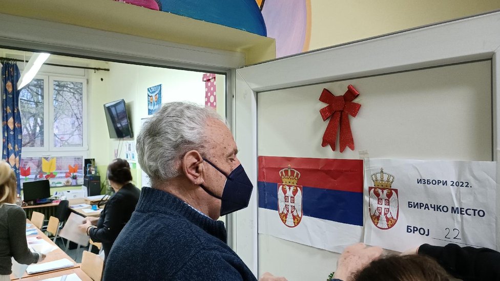 Izbori u Srbiji 2022: Glasanje za predsednika, poslanike i lokalne vlasti - tuča na biračkom mestu u Novom Pazaru 2 izbori