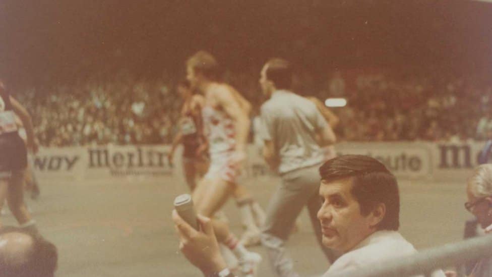 Jugoslavija i košarka: Kako su Studenti diplomirali i „skinuli strah" jugoslovenskoj košarci 2 Nikola Bilić sa diktafonom na meču u Grenoblu