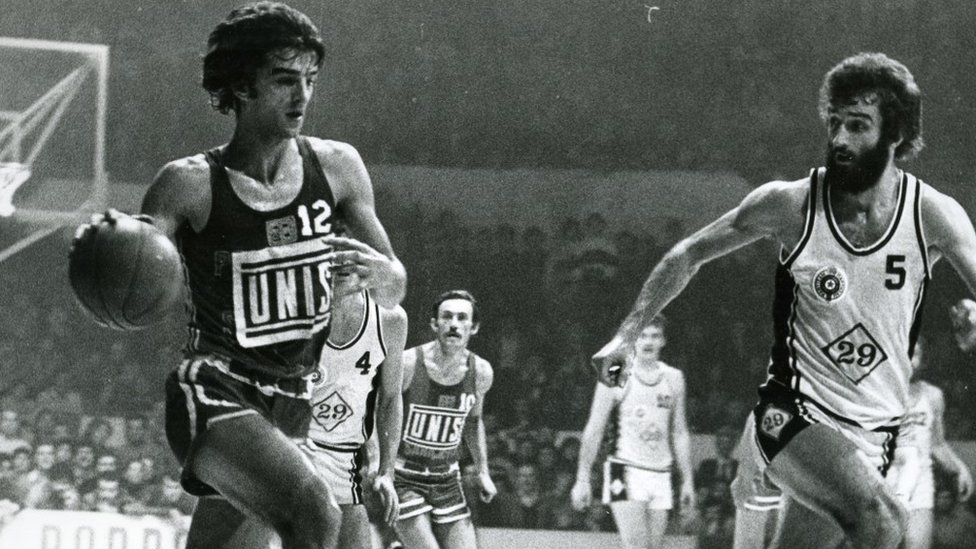 Jugoslavija i košarka: Kako su Studenti diplomirali i „skinuli strah" jugoslovenskoj košarci 1 Mirza Delibašić (levo) na meču protiv beogradskog Partizana