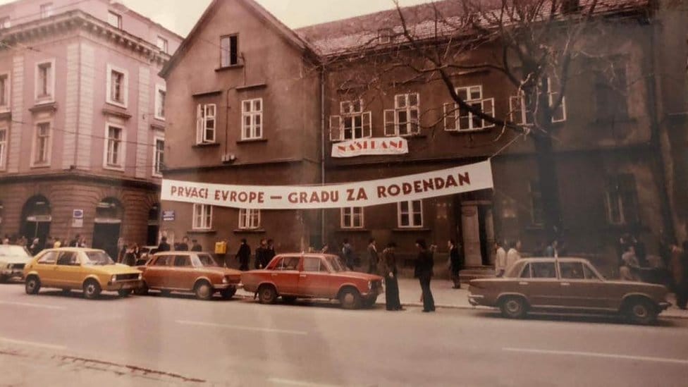 Jugoslavija i košarka: Kako su Studenti diplomirali i „skinuli strah" jugoslovenskoj košarci 3 Transparent posvećen košarkašima Bosne u Sarajevu