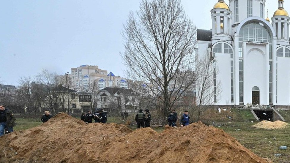 Ukrajina i Rusija: Ukrajina istražuje navodna pogubljenja civila 1 Masovna grobnica u porti crkve u Buči