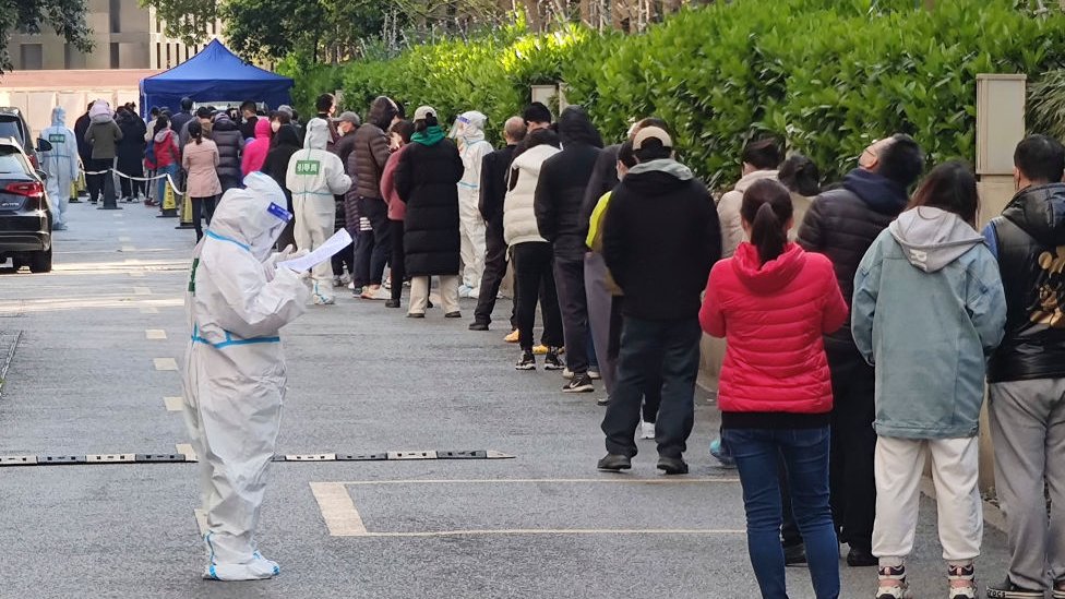 Korona virus i Kina: Muke zaključanih zbog kovida u Šangaju: Sve je manje hrane 2 Locals queue to get tested at a Covid clinic in Shanghai