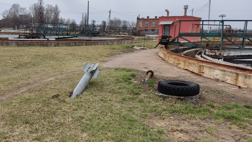 Ukrajina i Rusija: Otkrivaju li napadi u Černigovu ruski način ratovanja 5 An unexploded missile lodged in the ground at a water treatment plant