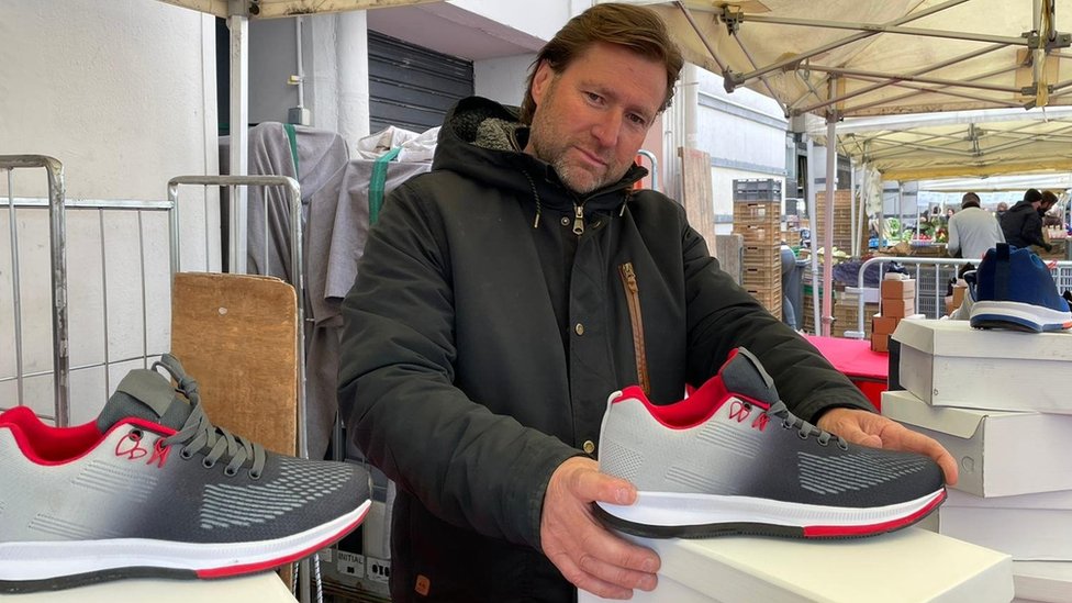 Izbori u Francukoj: Makron u trci za drugi mandat - na putu mu stoji Le Pen 4 Market seller Thierry with shoes