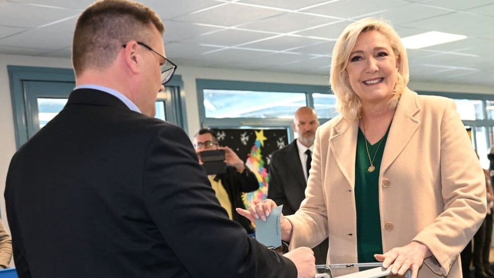 Izbori u Francukoj: Makron u trci za drugi mandat - na putu mu stoji Le Pen 1 French far-right party Rassemblement National (RN) presidential candidate Marine Le Pen casts her ballot for the first round of France's presidential election at a polling station in Henin-Beaumont