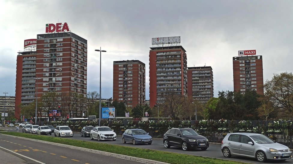 Srbija, Novi Beograd i arhitektura: Razglednica opštine kroz blokove, parkove i betonske objekte 4 Šest kaplara