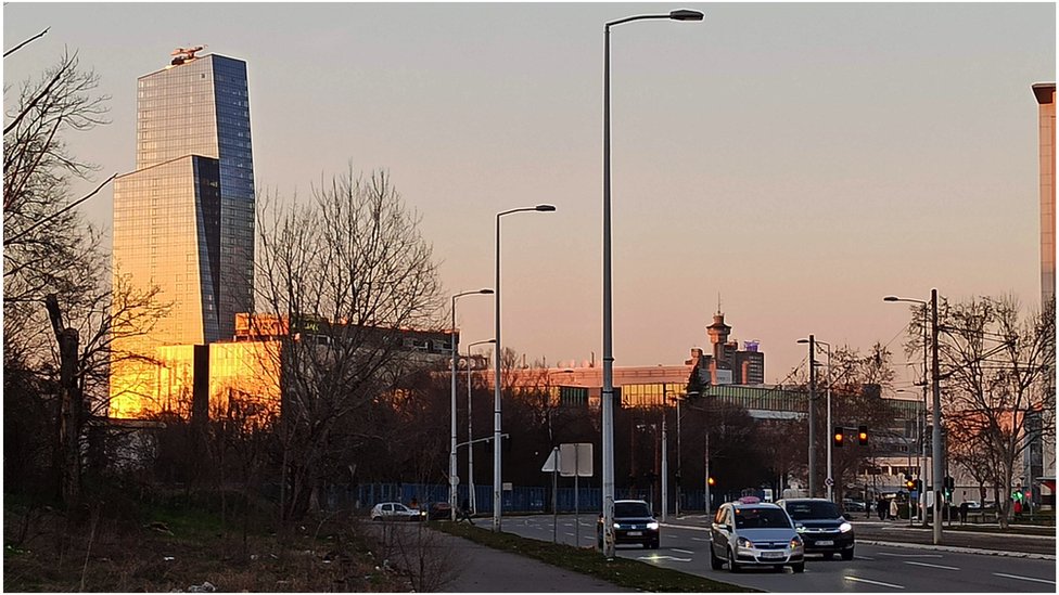 Srbija, Novi Beograd i arhitektura: Razglednica opštine kroz blokove, parkove i betonske objekte 6 Kula West 65