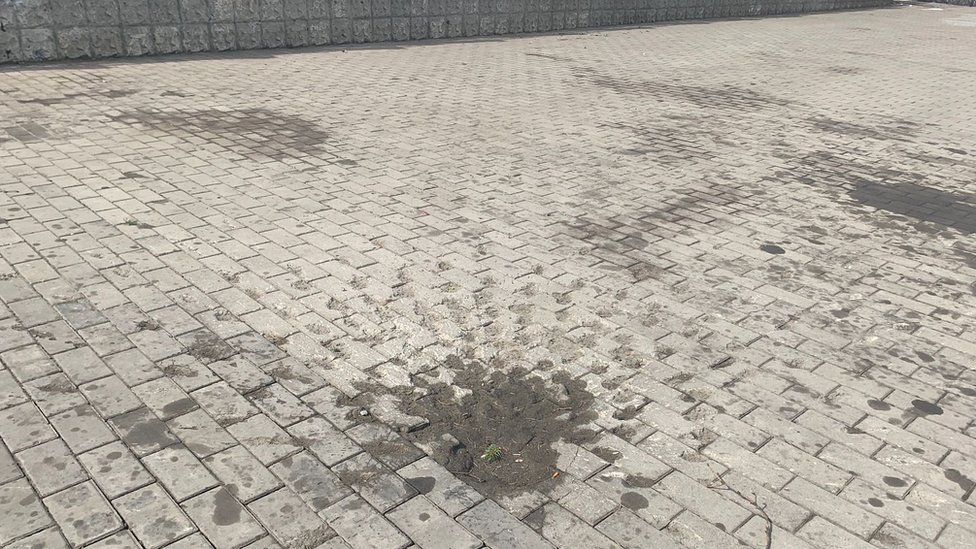 Ukrajina i Rusija: Kakvo oružje je ubilo više od 50 ljudi u napadu na železničku stanicu 2 Kramatorsk cluster pattern on ground at station