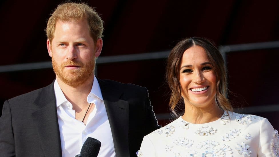 Velika Britanija i kraljevska porodica: Hari i Megan u iznenadnoj poseti Vindzoru 1 Britain"s Prince Harry and Meghan Markle appear onstage at the 2021 Global Citizen Live concert at Central Park in New York, U.S., September 25, 202