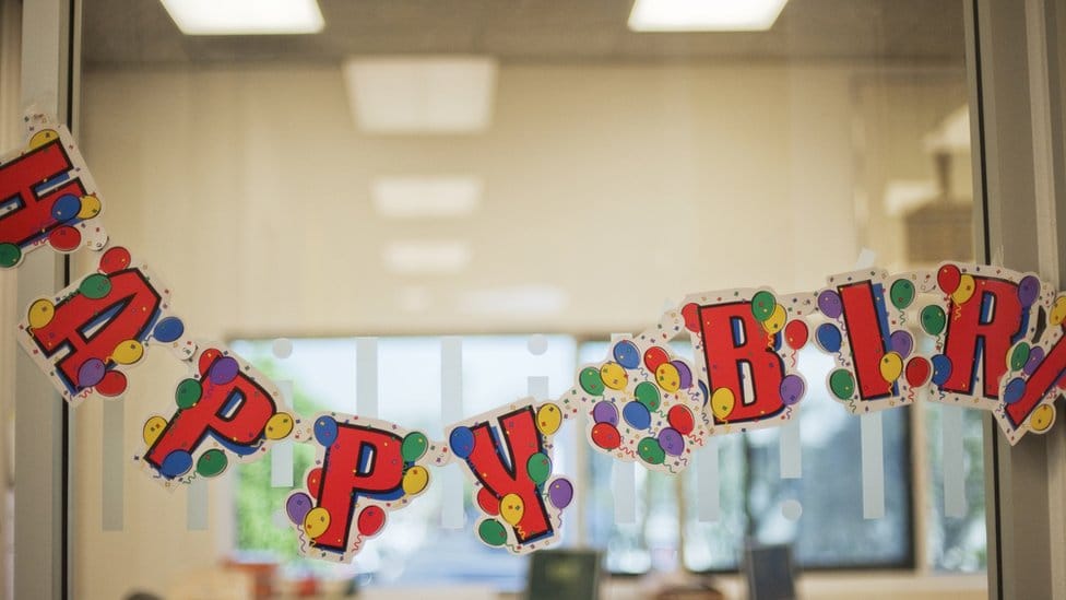 Amerika i mentalno zdravlje: Dobio odštetu od 450.000 dolara posle neželjene rođendanske zabave na poslu 1 Office birthday banner