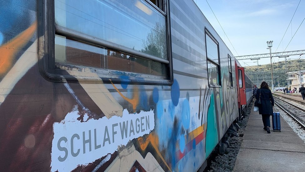 Železnica, Srbija i Crna Gora: Putovanje spavaćim kolima prugom Beograd-Bar u pet slika 1 Spavaća kola sa nemačkim nazivom