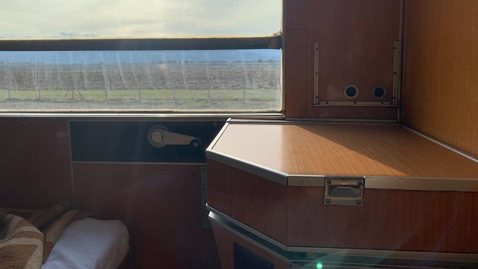 Železnica, Srbija i Crna Gora: Putovanje spavaćim kolima prugom Beograd-Bar u pet slika 4 Desni deo sukog kupea, gde se skriva pokvareni lavabo