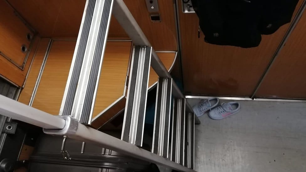 Železnica, Srbija i Crna Gora: Putovanje spavaćim kolima prugom Beograd-Bar u pet slika 5 Pogled s mog kreveta na spratu