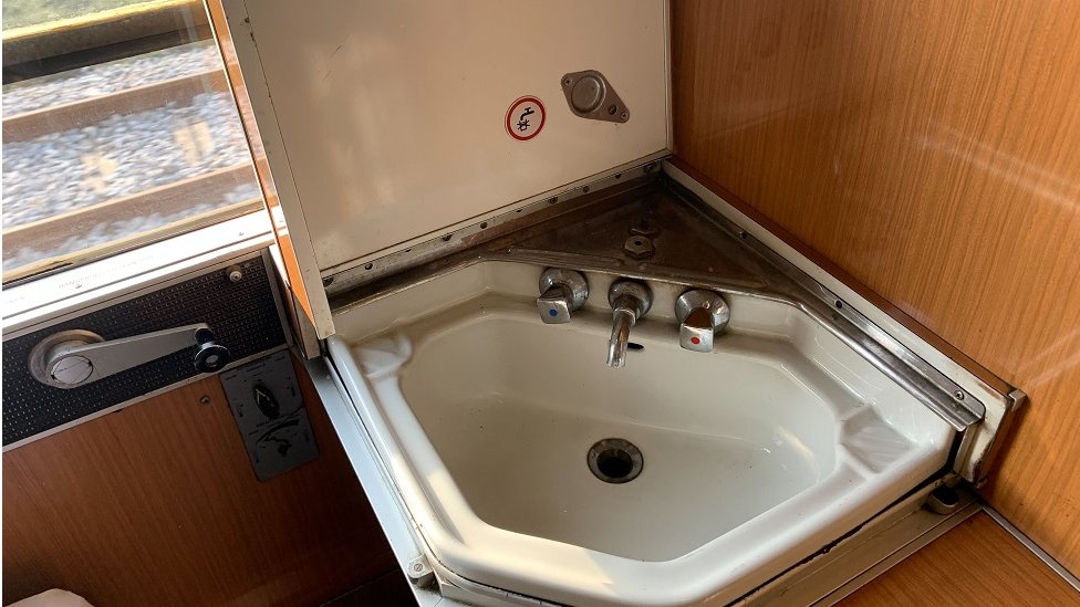 Železnica, Srbija i Crna Gora: Putovanje spavaćim kolima prugom Beograd-Bar u pet slika 6 Lavabo i ručka za otvaranje prozora