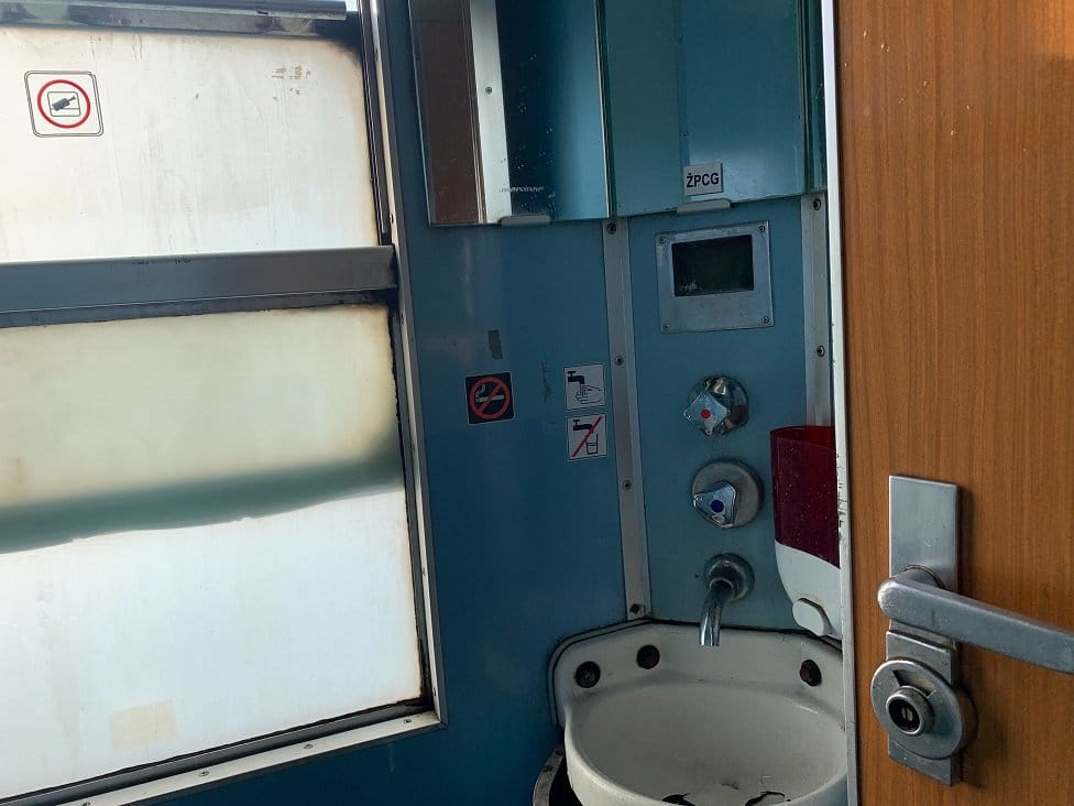 Železnica, Srbija i Crna Gora: Putovanje spavaćim kolima prugom Beograd-Bar u pet slika 7 Toalet