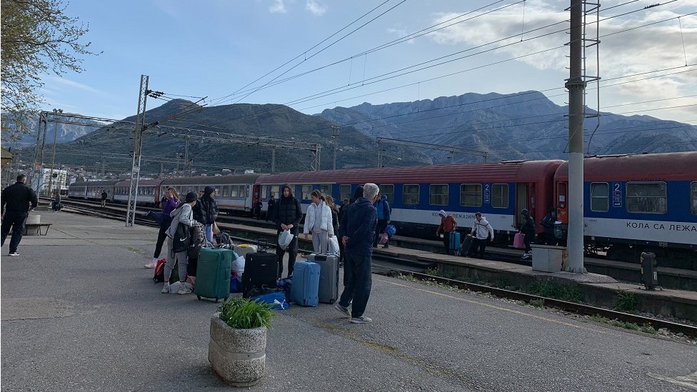 Železnica, Srbija i Crna Gora: Putovanje spavaćim kolima prugom Beograd-Bar u pet slika 11 Stanica u Baru