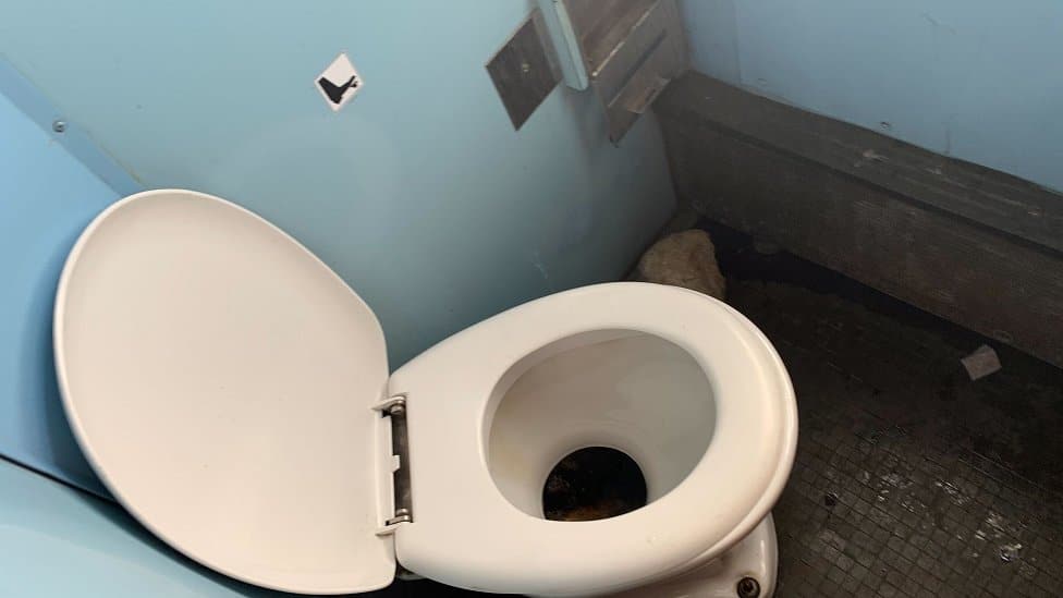 Železnica, Srbija i Crna Gora: Putovanje spavaćim kolima prugom Beograd-Bar u pet slika 8 toalet