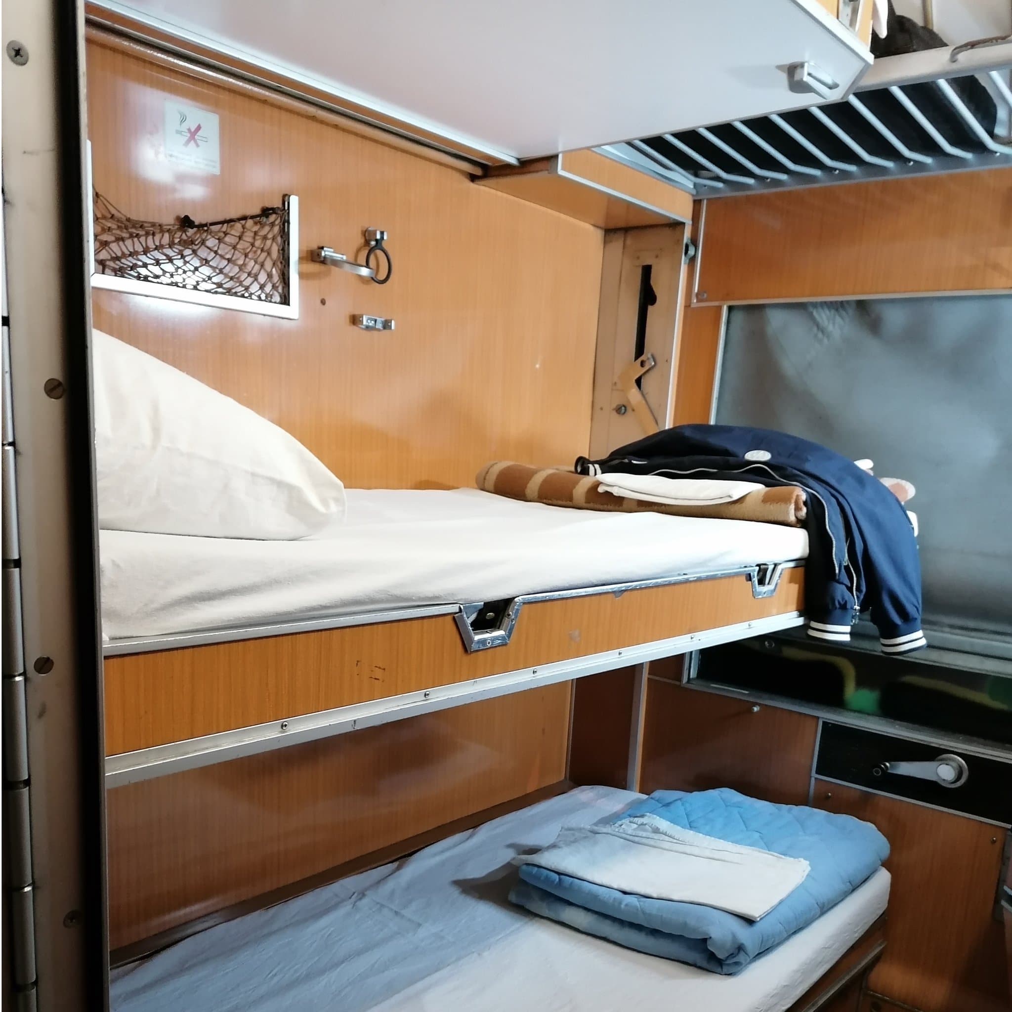 Železnica, Srbija i Crna Gora: Putovanje spavaćim kolima prugom Beograd-Bar u pet slika 9 Kabina sa tri kreveta