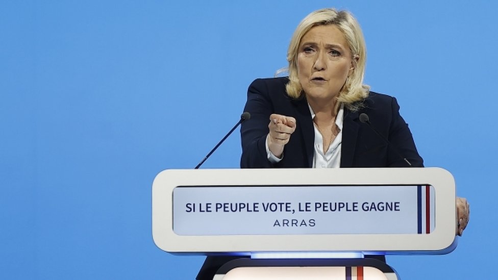 Izbori u Francuskoj: Krajnja desnica može stvoriti društvo mržnje upozorava Makron, Le Pen odgovara, „Francuska ili Makron" 2 French far-right Rassemblement National (RN) party candidate for the French presidential election Marine Le Pen holds a campaign rally in Arras, France, 21 April 2022